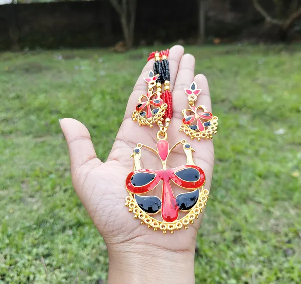 Assamese_Traditional_Gold_Plated_Red_Black_Mayur_Design_Tassel_Jewellery_Set_For_Women